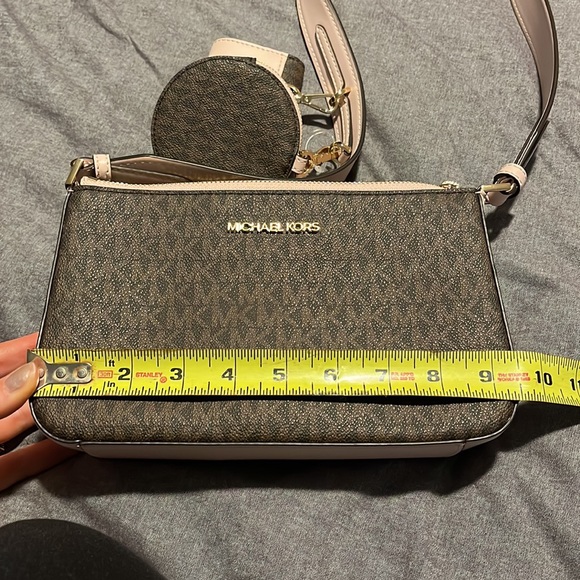 Michael Kors Jet Set Travel Purse with coin purses - Picture 11 of 17